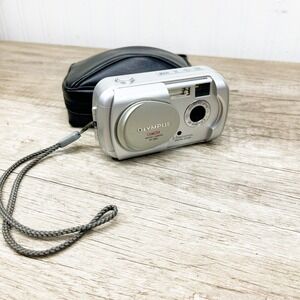 OLYMPUS CAMEDIA D-390 .2mp CCD SENSOR DIGITAL CAMERA .TESTED AND WORKING.